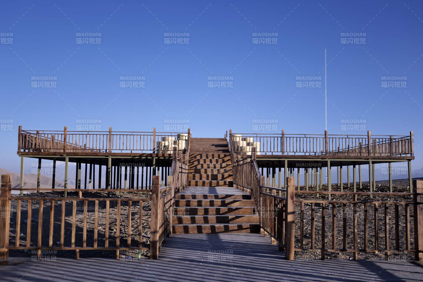 木栈道通向远方（路边的风景）图片