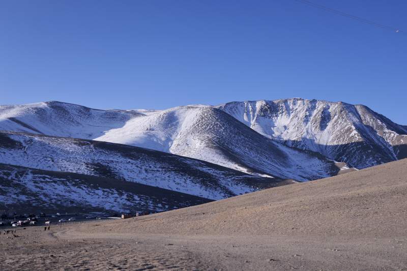 雪峰沙丘风光（新疆白沙湖）图片
