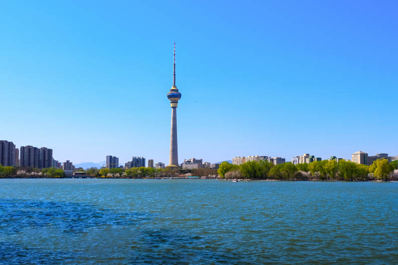 北京湖畔央视电视塔风光图片