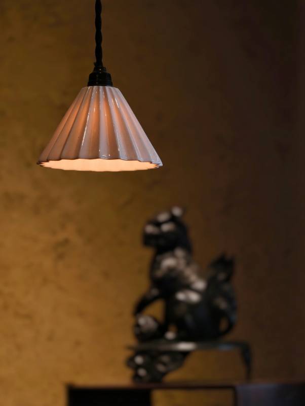 暖光灯下古兽静立图片