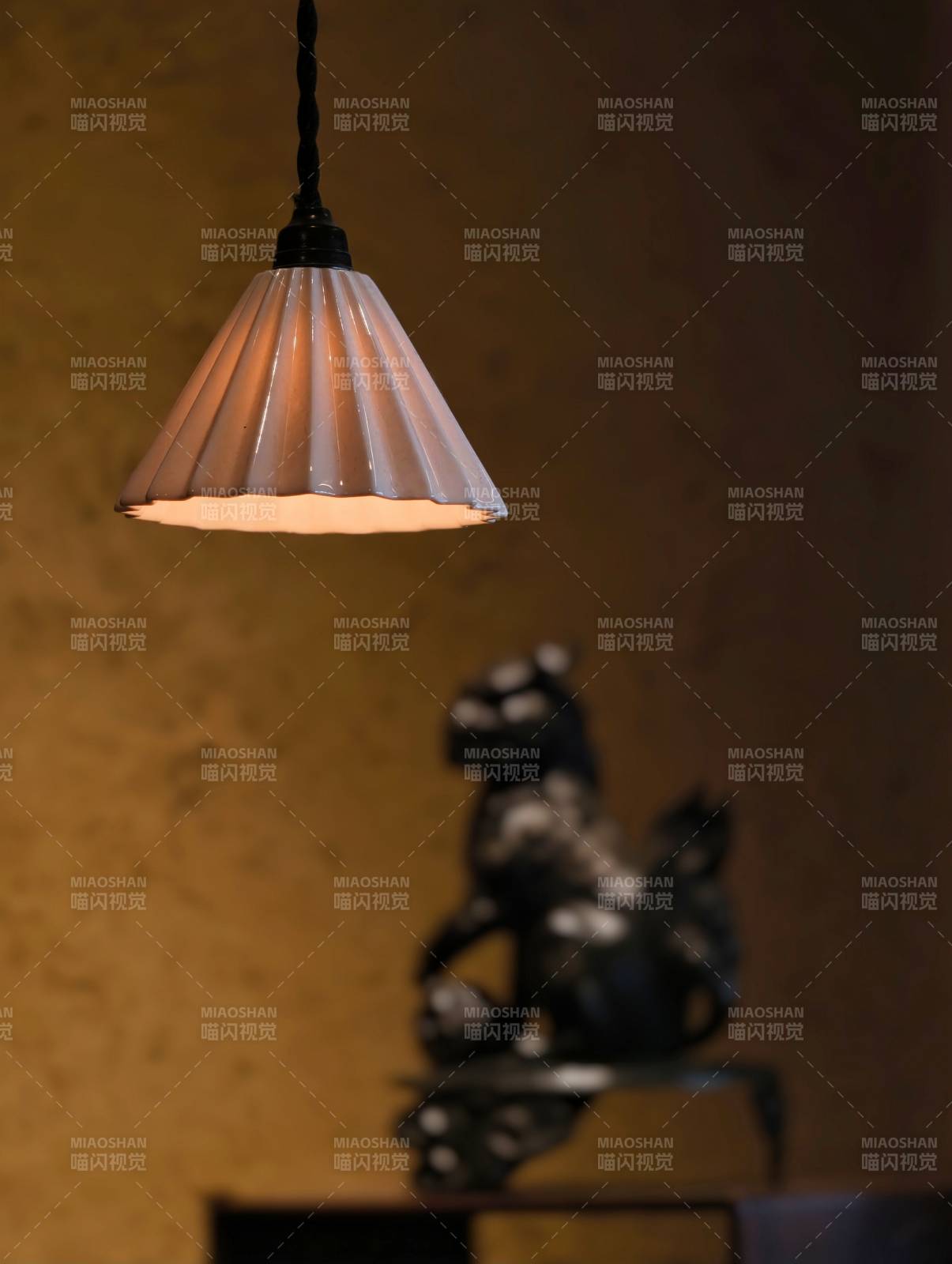 暖光灯下古兽静立图片