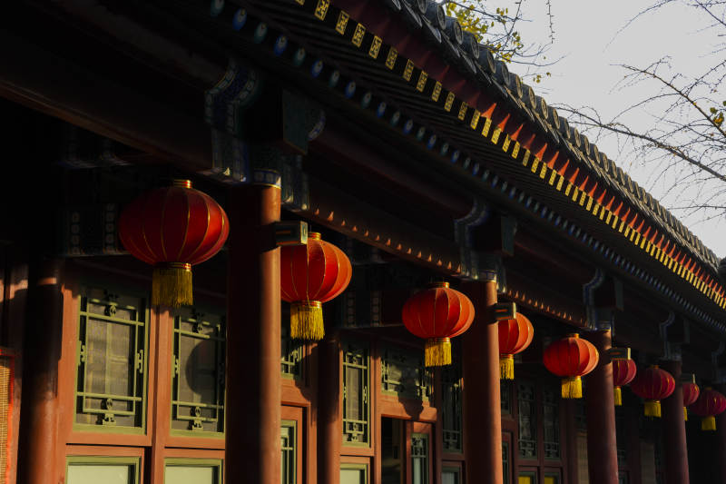 白云观红灯笼映古檐图片