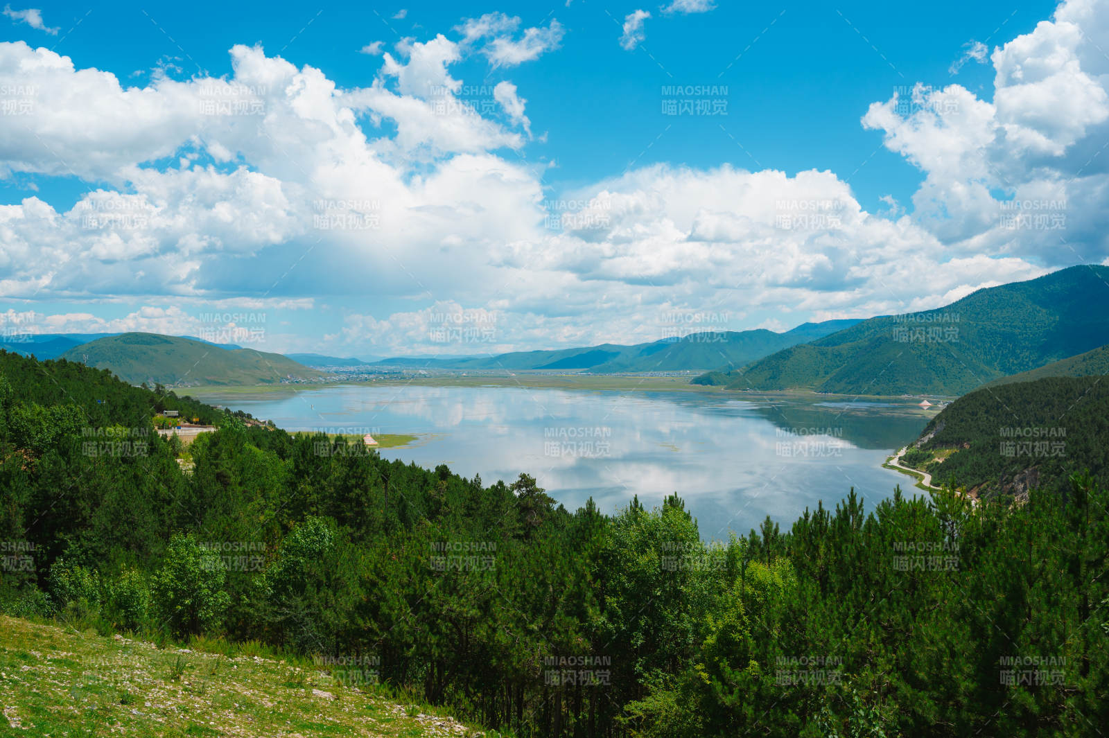 纳帕海湖光山色美如画图片