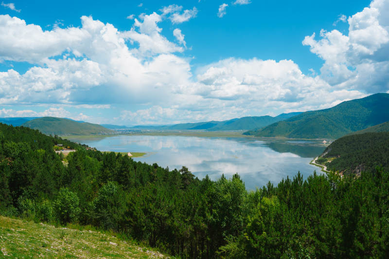 纳帕海湖光山色美如画图片