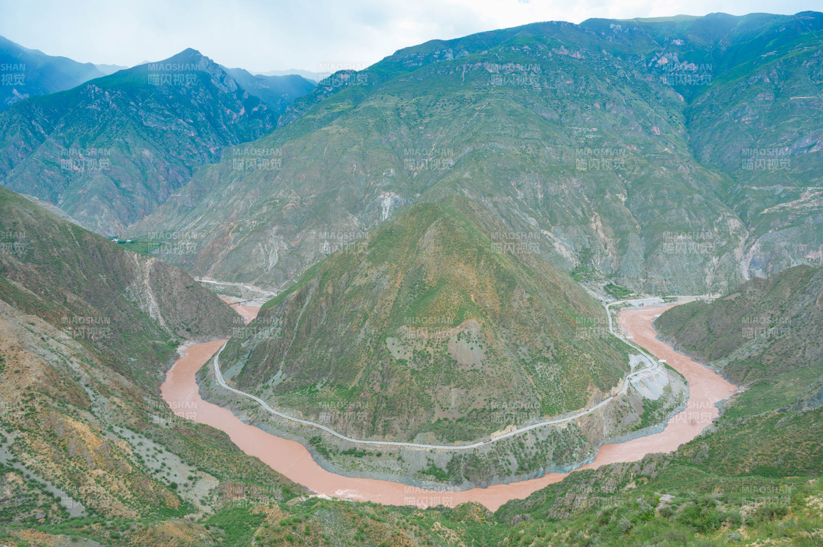 金沙湾山间河流弯道图片