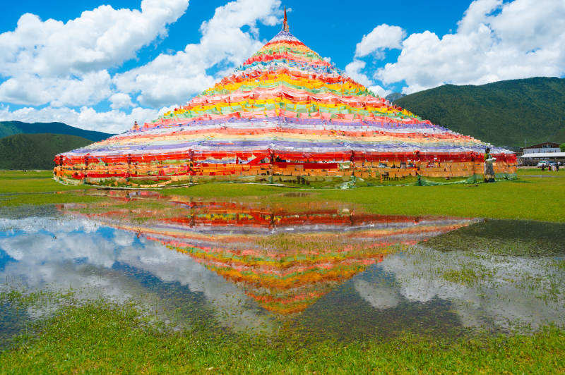 纳帕海彩塔倒影湖中图片