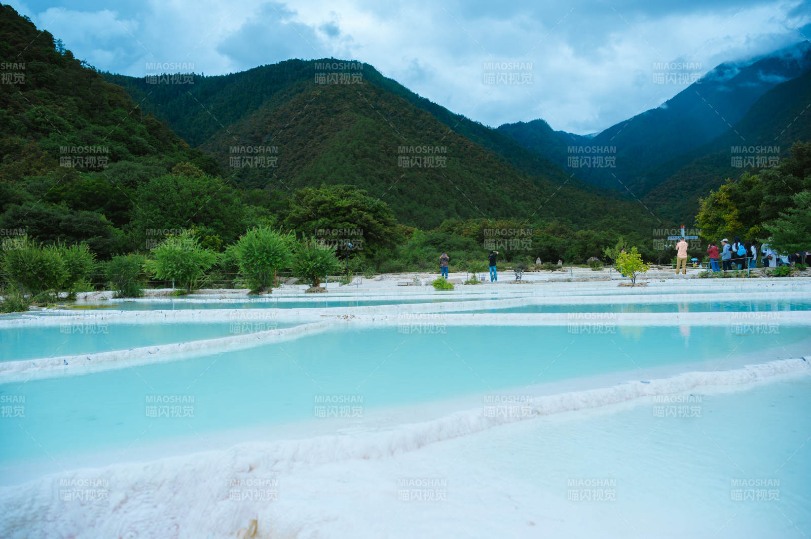 蓝池雪山美景白水台图片