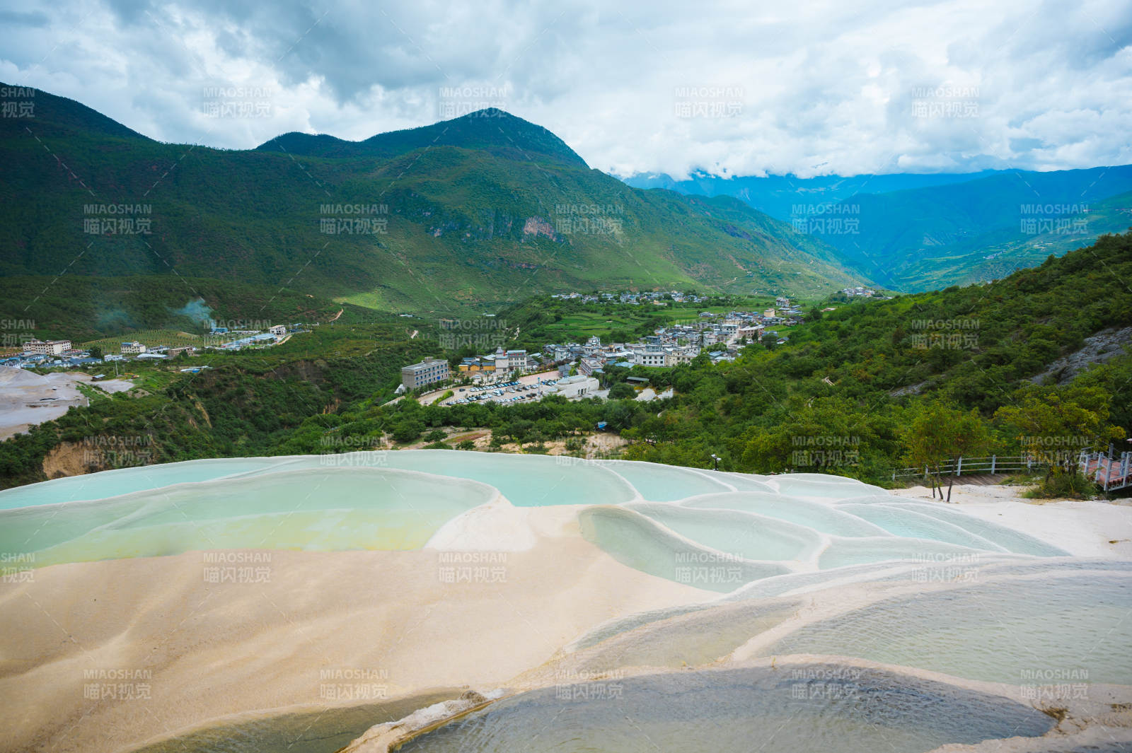 白水台彩池山景图片