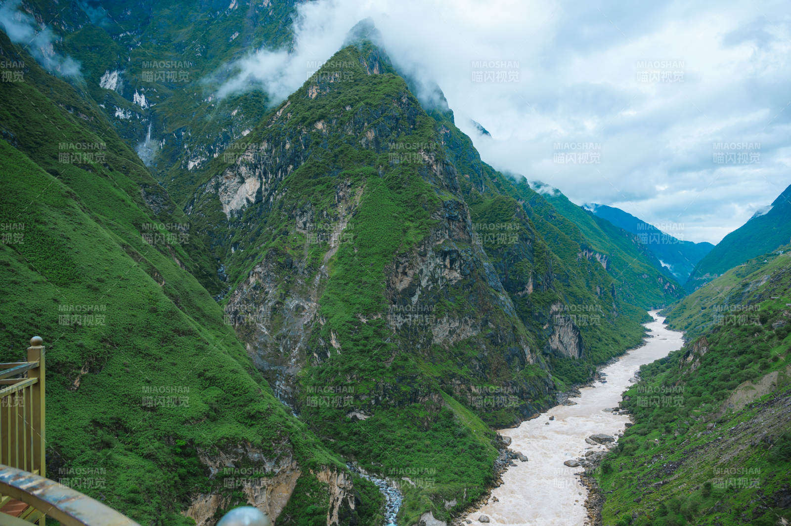 青山绿水峡谷风光虎跳峡图片
