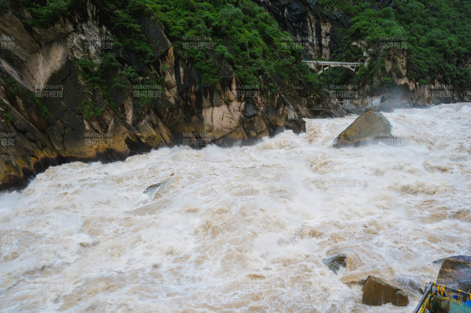 激流奔腾峡谷间虎跳峡图片