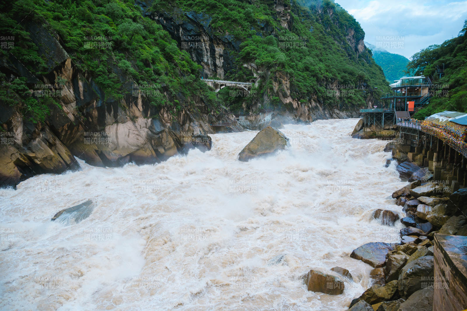 激流峡谷风光虎跳峡图片