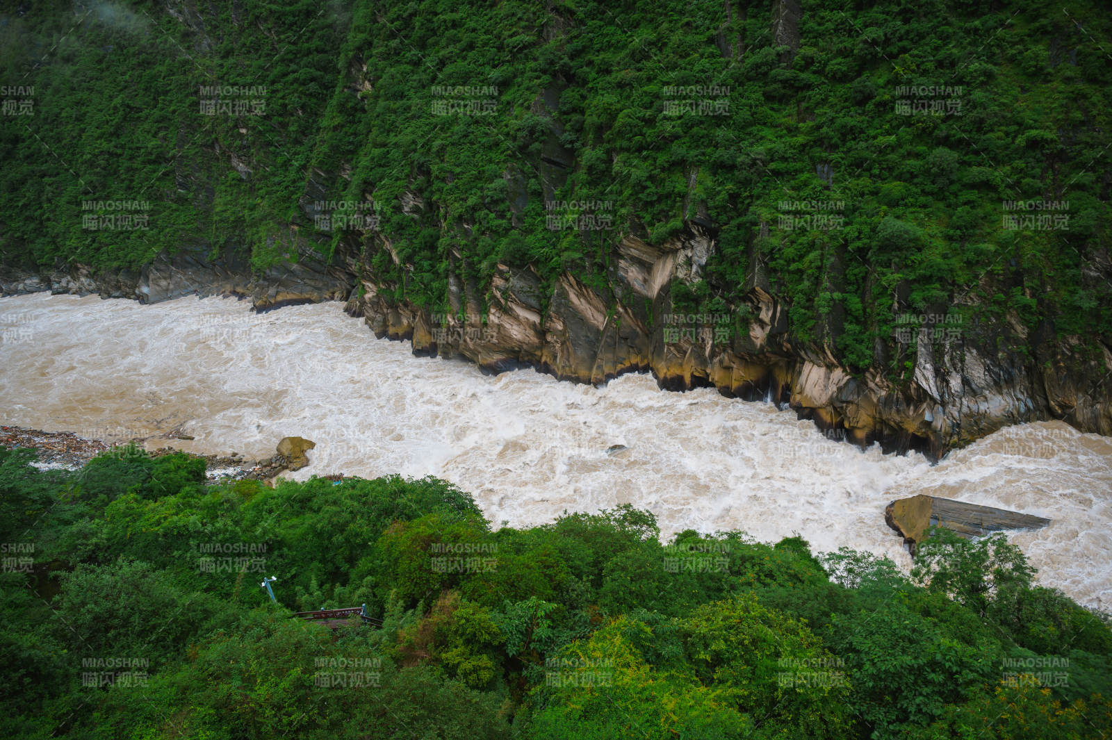 激流穿林 山势险峻虎跳峡图片