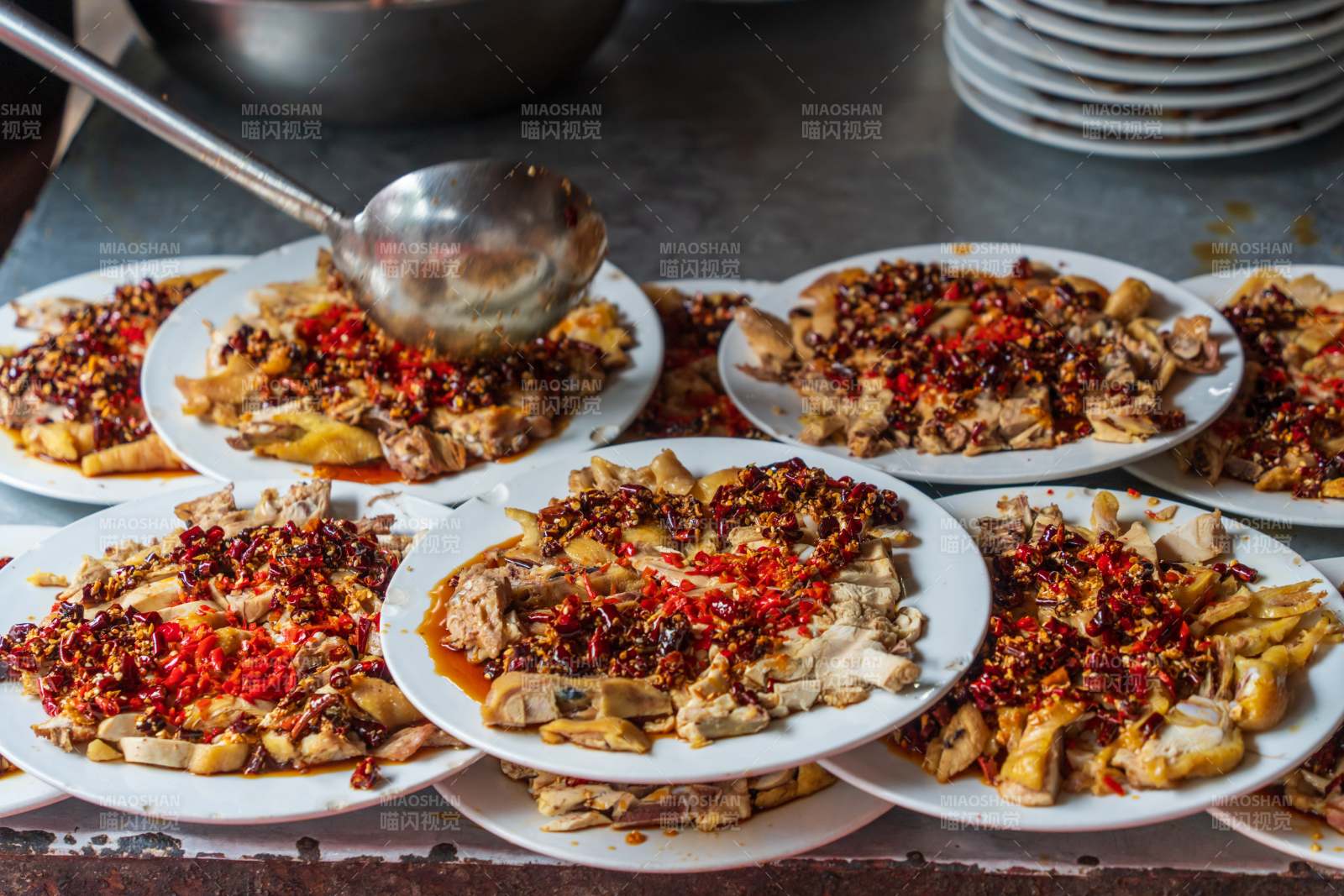 美味辣味菜肴摆盘图片
