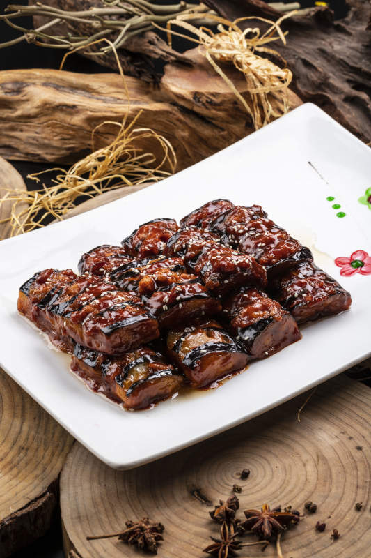 油煎肉末酱茄子摆放在樟木砧板上图片