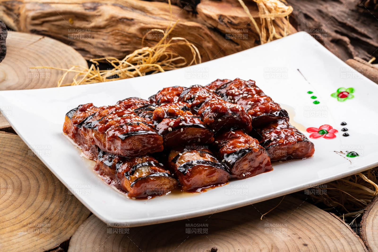 油煎肉末酱茄子摆放在樟木砧板上图片