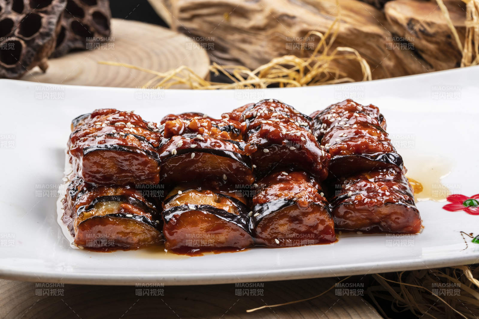 油煎肉末酱茄子摆放在樟木砧板上图片