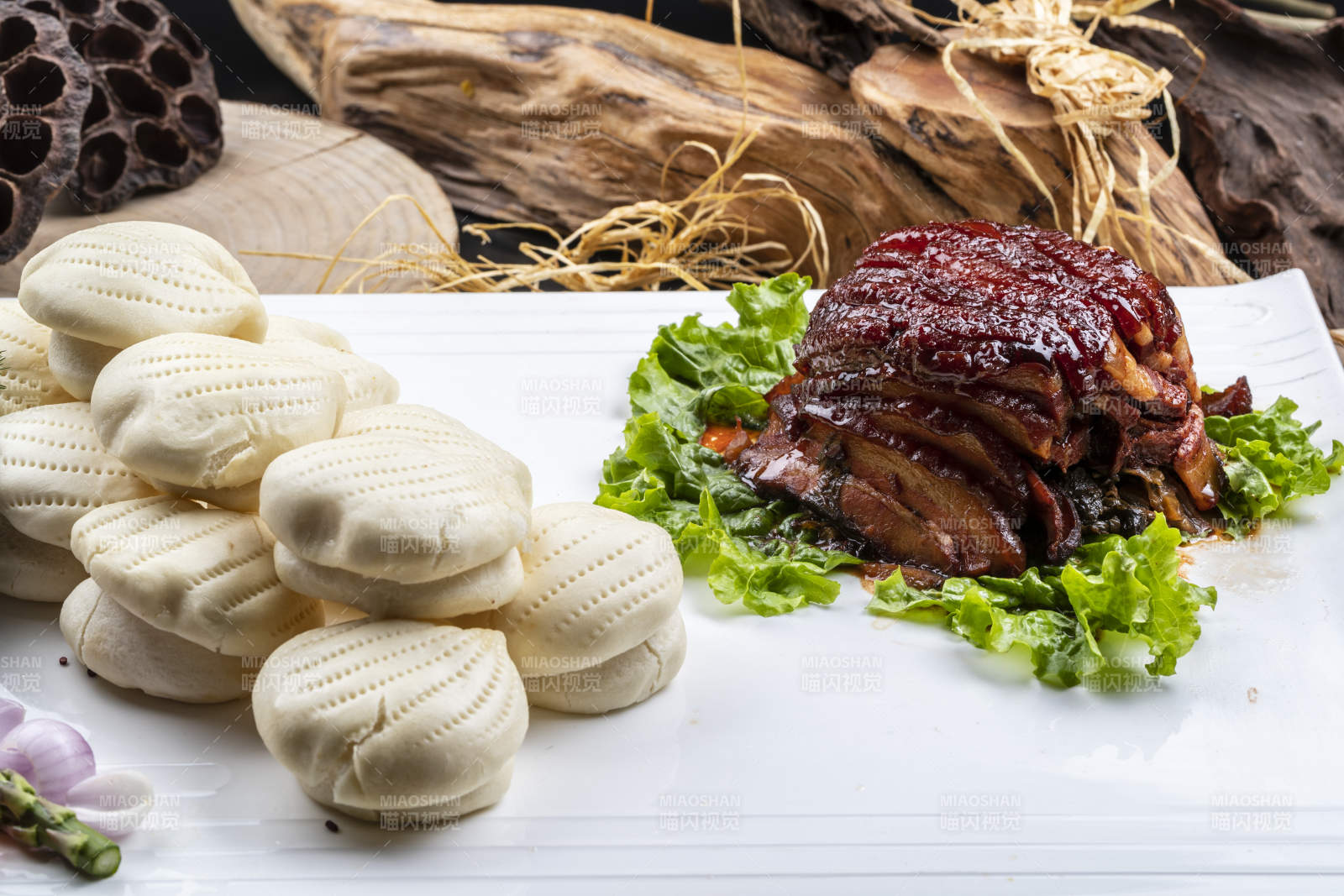 长方形瓷盘装的花馍夹酱肉摆放在樟木砧板上图片