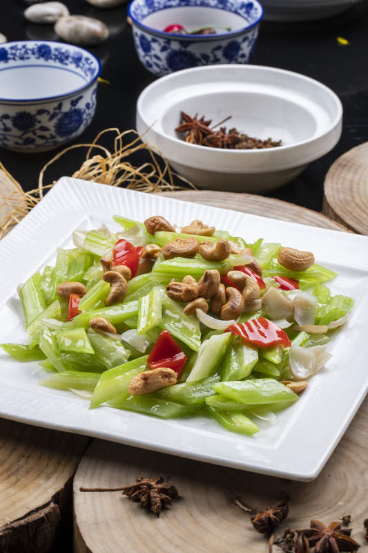 白瓷盘装的腰果百合烩西芹图片