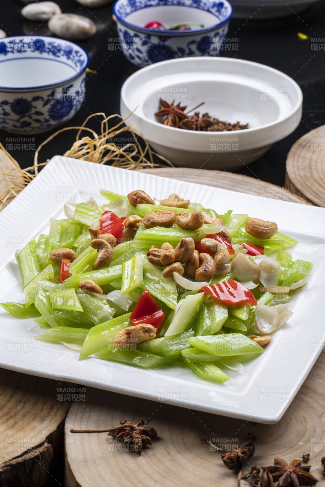 白瓷盘装的腰果百合烩西芹图片