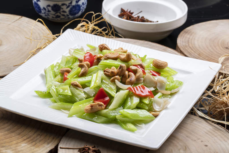 白瓷盘装的腰果百合烩西芹图片