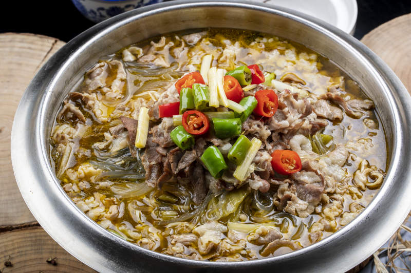 不锈钢餐具装的酸汤羊肉图片