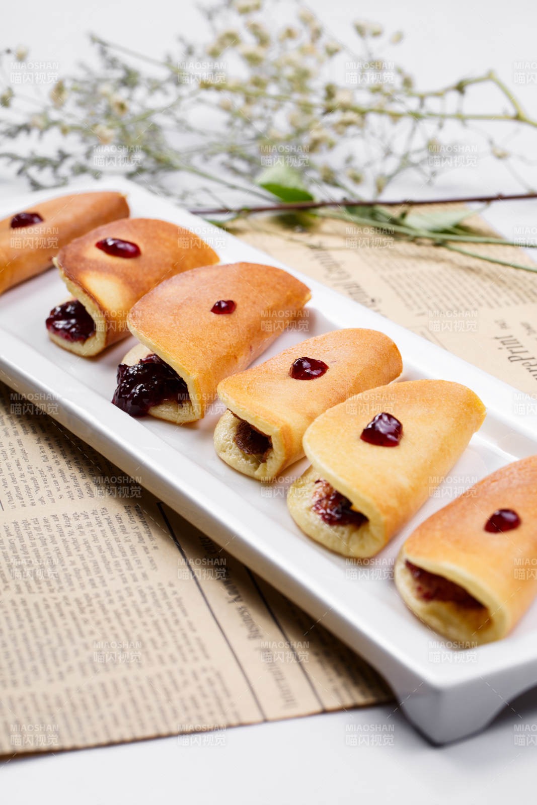 蓝莓夹心派摆放在英文包装纸上图片