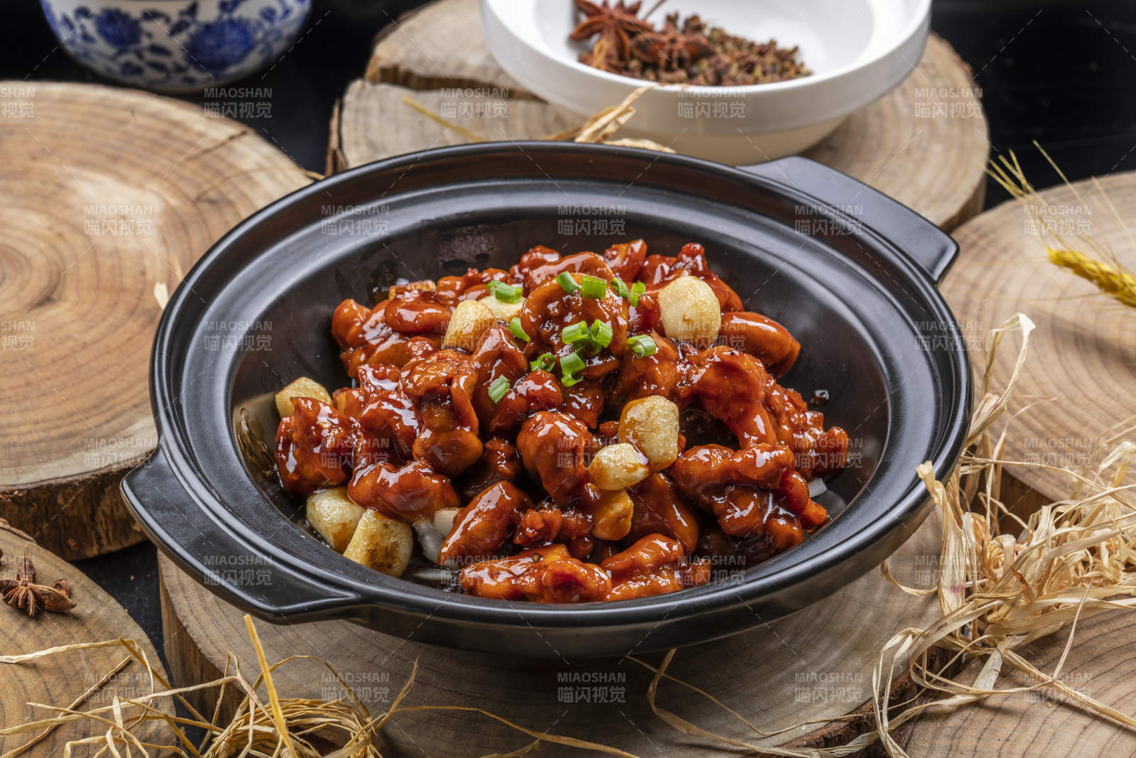 红焖锅仔蒜香鸡摆放在樟木砧板上图片