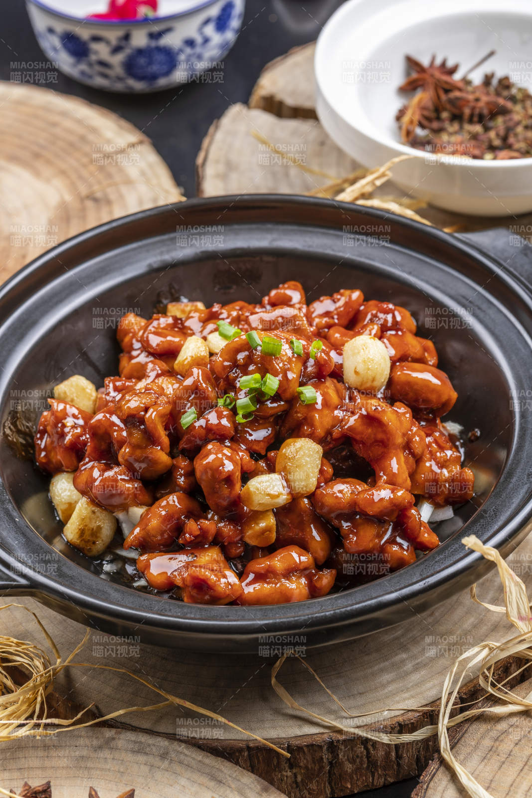 红焖锅仔蒜香鸡摆放在樟木砧板上图片