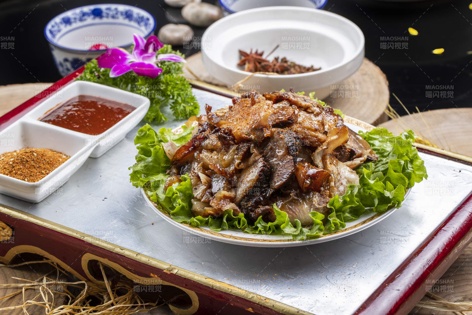 红漆木板装的分切全羊肉摆放在樟木砧板上图片