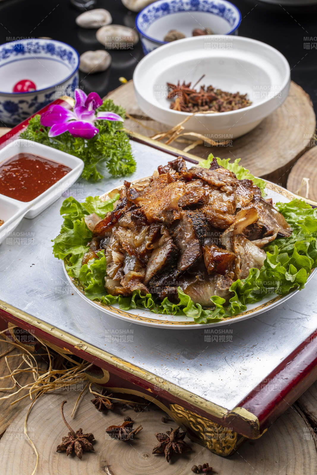 红漆木板装的分切全羊肉摆放在樟木砧板上图片