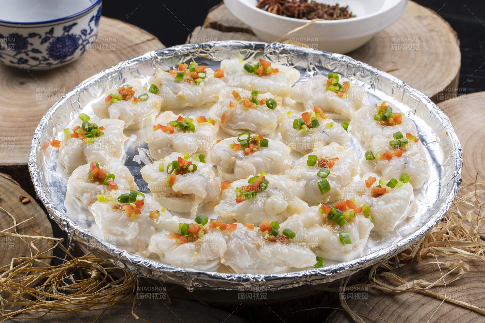 酒香铁板大虾球摆放在樟木砧板上图片