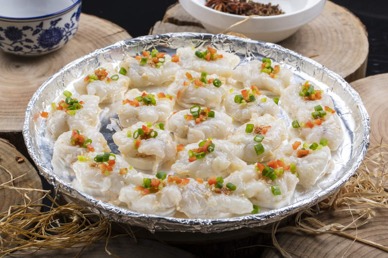 酒香铁板大虾球摆放在樟木砧板上图片