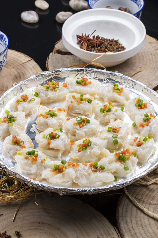 酒香铁板大虾球摆放在樟木砧板上图片