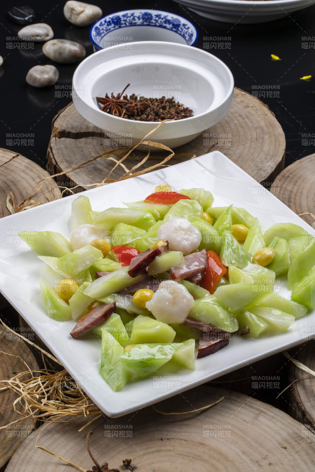 银杏彩椒丝瓜烩腊肉大虾仁图片