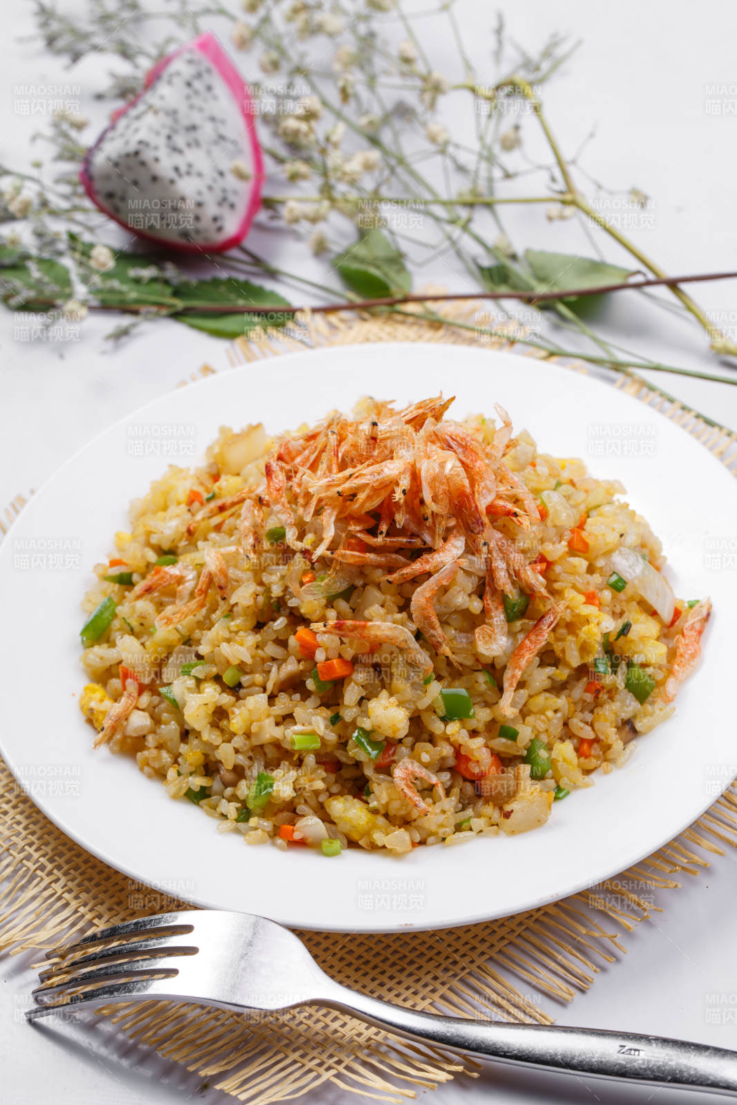 铁板虾干蛋炒饭摆放在草垫上图片