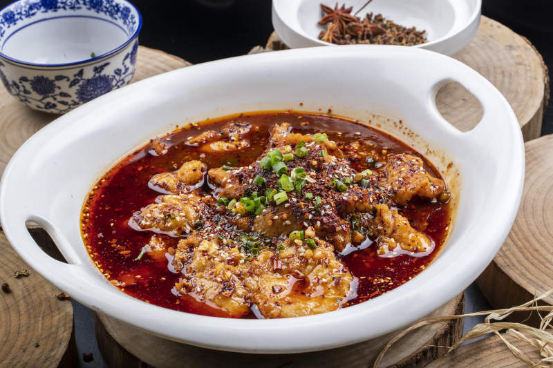 青花瓷盘装的麻辣水煮牛肉图片