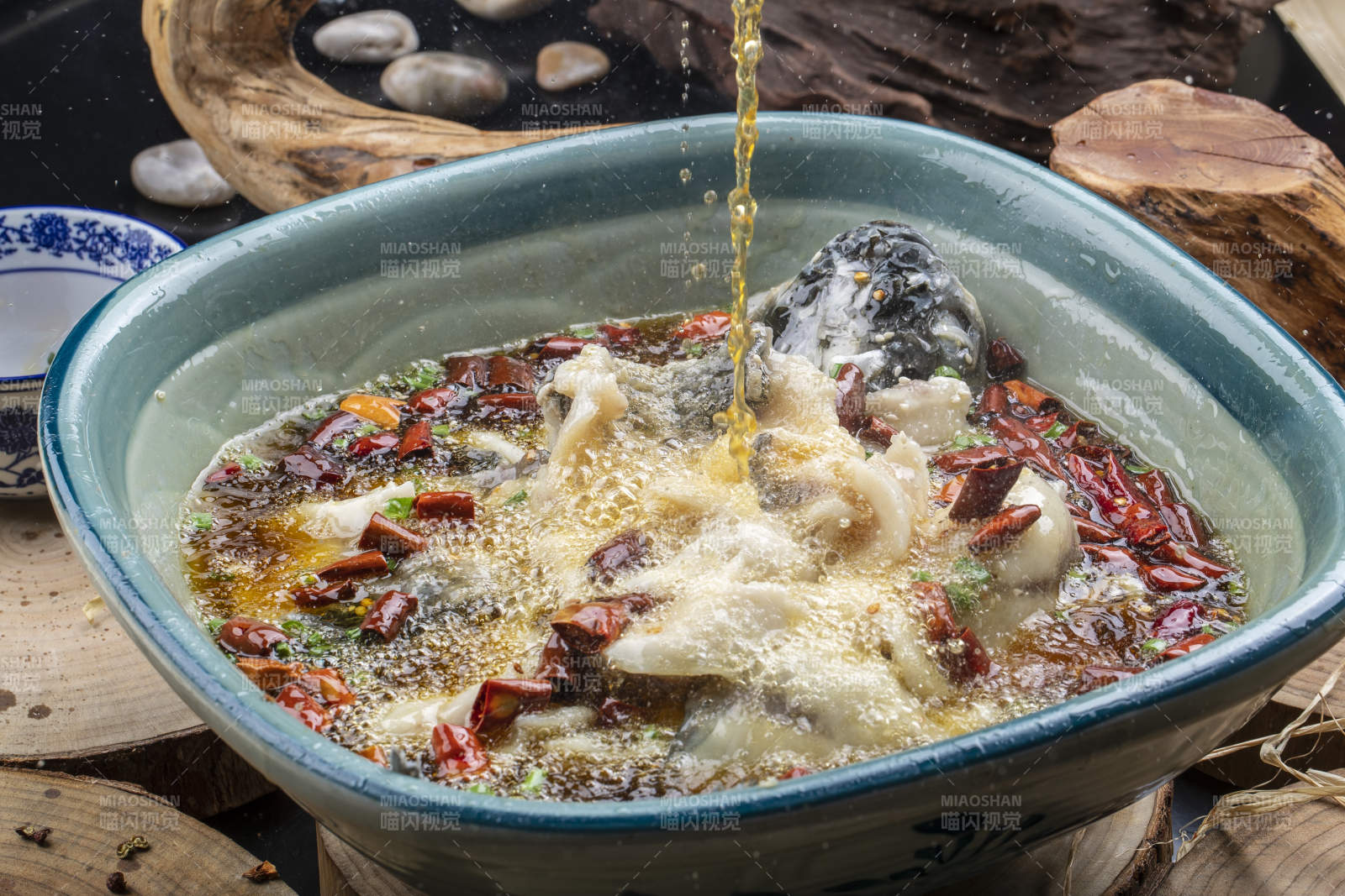 飘香水煮鱼特写图片