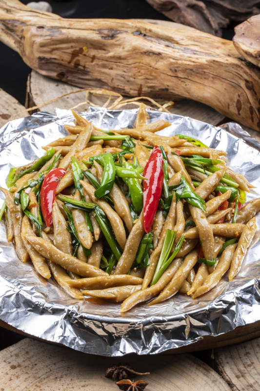 尖椒韭菜铁板焖莜面生下鱼图片