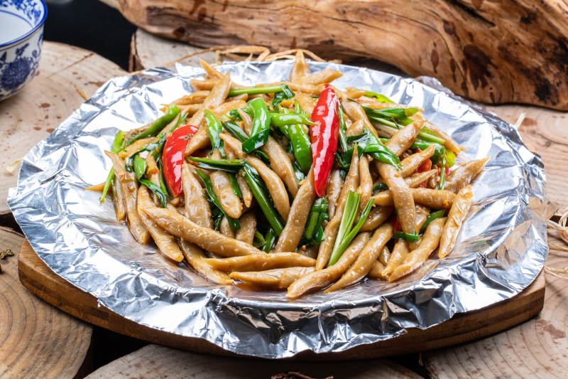 尖椒韭菜铁板焖莜面生下鱼图片