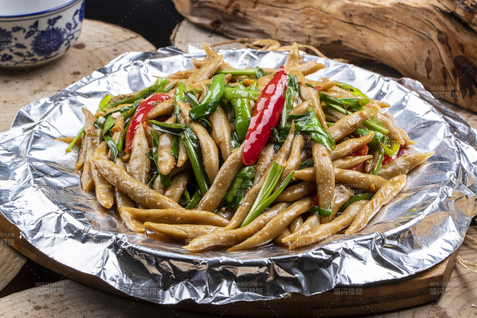 尖椒韭菜铁板焖莜面生下鱼图片