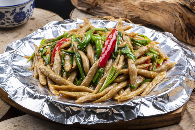 尖椒韭菜铁板焖莜面生下鱼图片