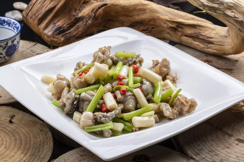 方形瓷盘装的莲藕香炒大牛蛙图片