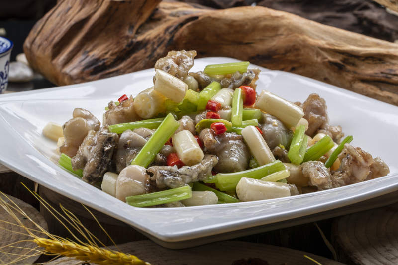 方形瓷盘装的莲藕香炒大牛蛙图片