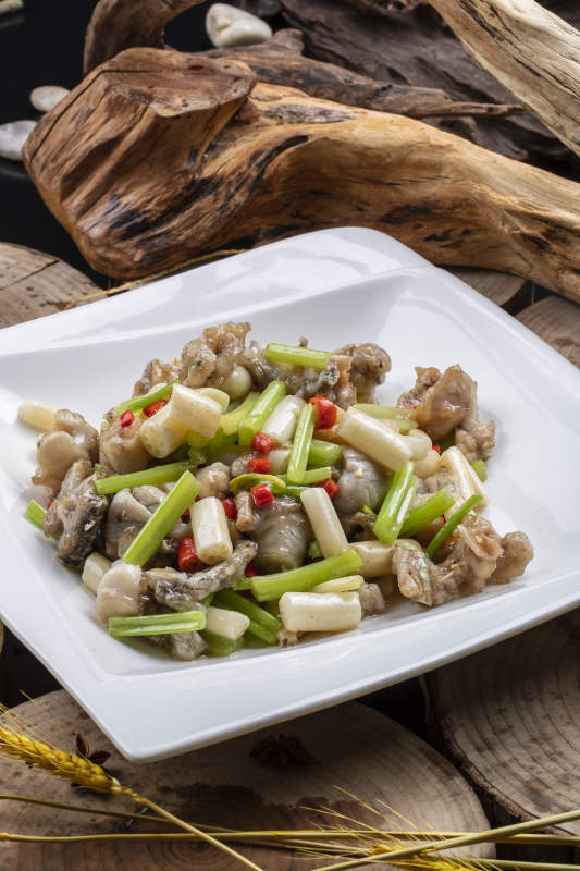 方形瓷盘装的莲藕香炒大牛蛙图片