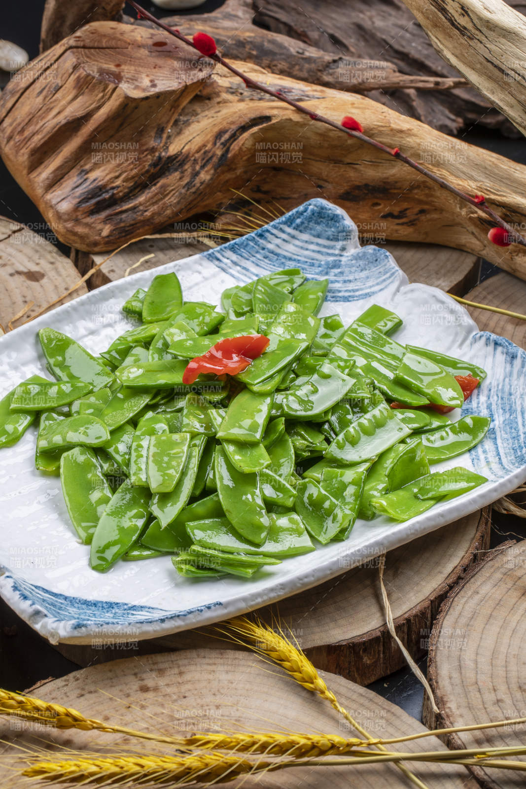 元瓷盘装的清炒时蔬蒜粒荷兰豆图片
