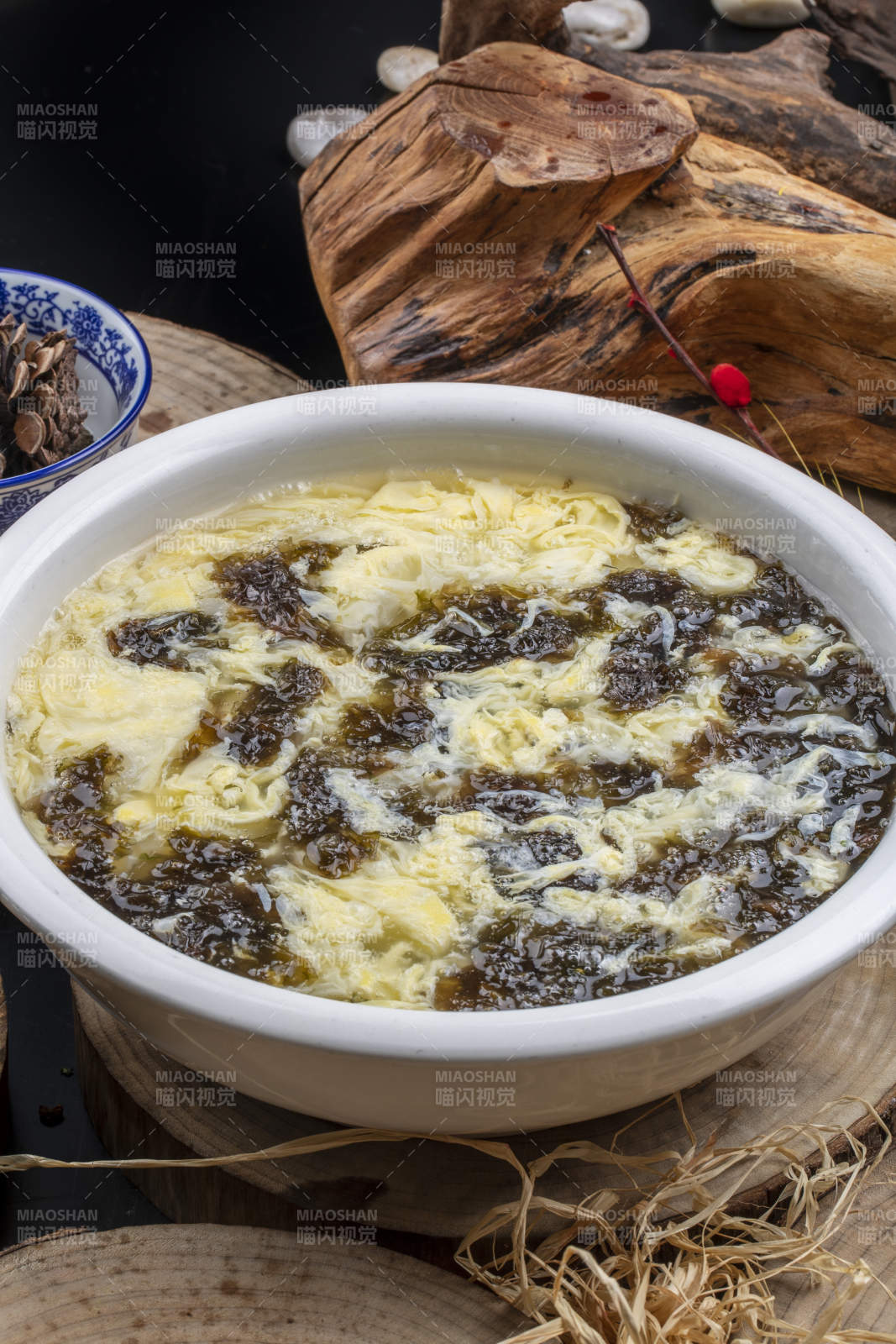 白瓷盆装的紫菜鸡蛋汤图片