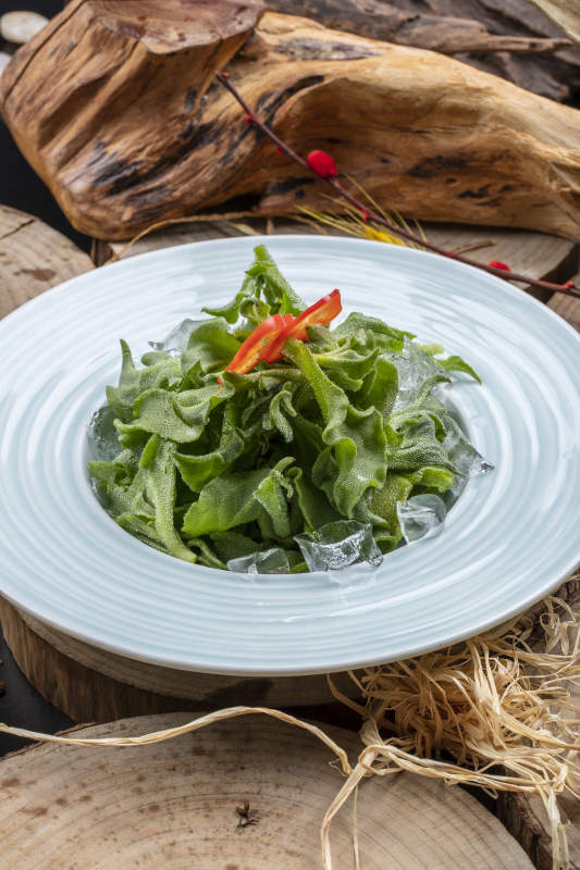 青瓷盘装的冰镇穿心莲图片