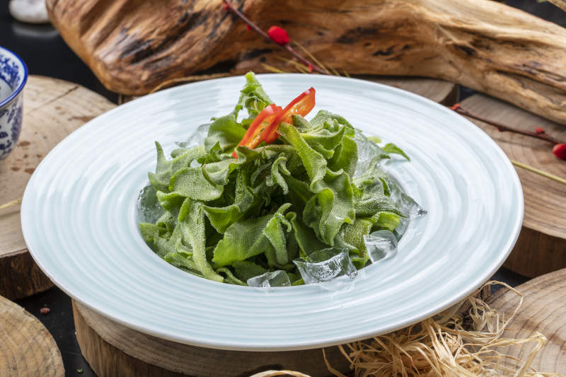 青瓷盘装的冰镇穿心莲图片