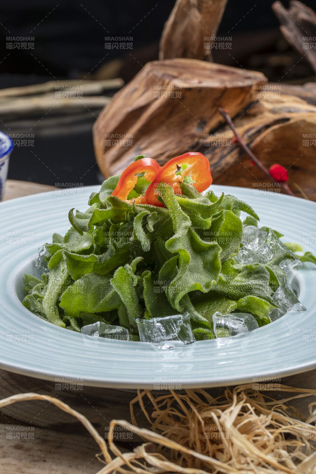 青瓷盘装的冰镇穿心莲图片