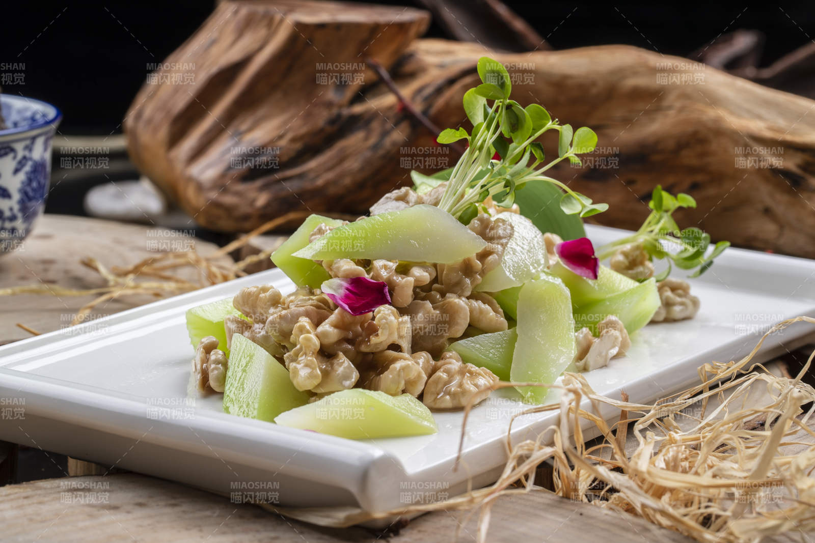 白瓷盘装的西芹鲜桃仁图片